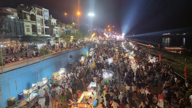 D&ograve;ng người đổ về phố đi bộ đầu ti&ecirc;n ở Ho&agrave; B&igrave;nh trong ng&agrave;y khai trương - Ảnh 5.