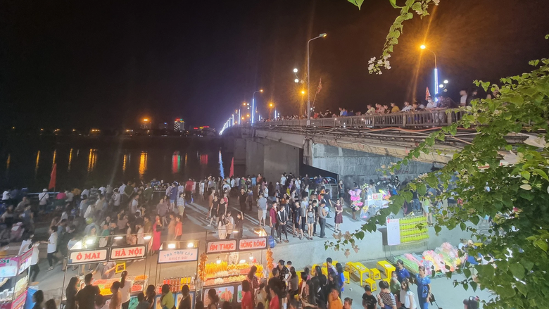 D&ograve;ng người đổ về phố đi bộ đầu ti&ecirc;n ở Ho&agrave; B&igrave;nh trong ng&agrave;y khai trương - Ảnh 7.