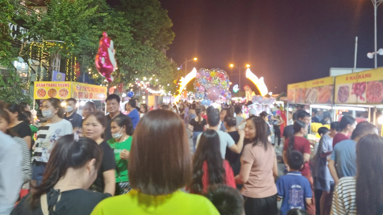 D&ograve;ng người đổ về phố đi bộ đầu ti&ecirc;n ở Ho&agrave; B&igrave;nh trong ng&agrave;y khai trương - Ảnh 11.