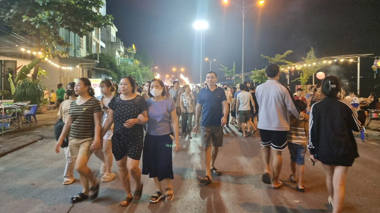 D&ograve;ng người đổ về phố đi bộ đầu ti&ecirc;n ở Ho&agrave; B&igrave;nh trong ng&agrave;y khai trương - Ảnh 6.