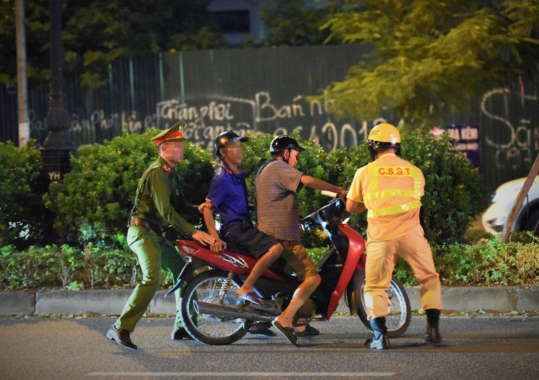 Những quyền hạn của CSGT khi bị người vi phạm chống đối- Ảnh 1.