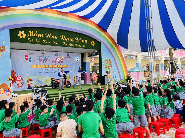 Trẻ mầm non ở Cần Thơ được hướng dẫn nhận biết biển b&aacute;o hiệu giao th&ocirc;ng đường bộ - Ảnh 1.