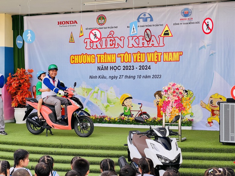 Trẻ mầm non ở Cần Thơ được hướng dẫn nhận biết biển b&aacute;o hiệu giao th&ocirc;ng đường bộ - Ảnh 2.