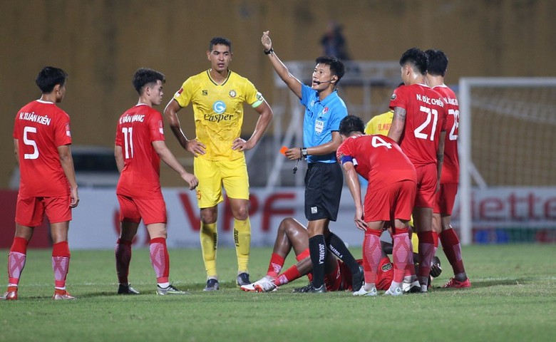 Đội nh&agrave; rơi chiến thắng v&igrave; VAR, CĐV Thanh H&oacute;a n&aacute;n lại s&acirc;n để l&agrave;m điều ai cũng ngỡ ng&agrave;ng - Ảnh 1.