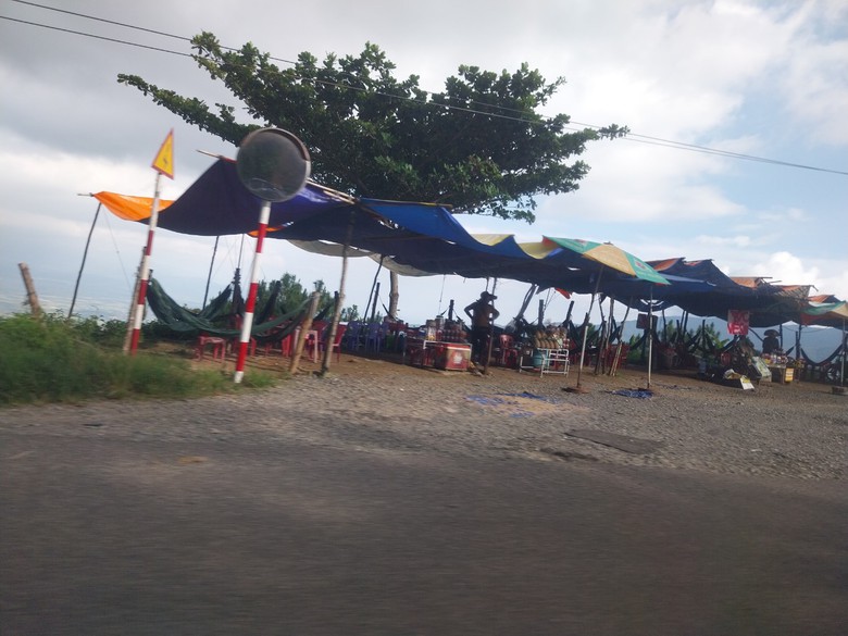 H&agrave;ng loạt h&agrave;ng qu&aacute;n chiếm đất rừng x&acirc;y c&ocirc;ng tr&igrave;nh tr&aacute;i ph&eacute;p tr&ecirc;n đ&egrave;o Ngoạn Mục - Ảnh 2.