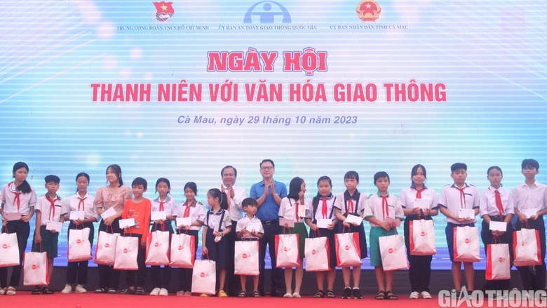 Cà Mau ngày hội thanh niên với văn hóa giao thông - Ảnh 3. Cà Mau ngày hội thanh niên với văn hóa giao thông - Ảnh 3.