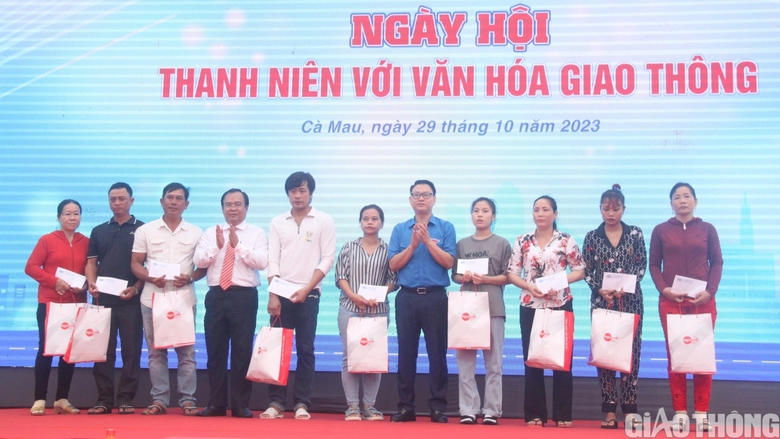 Nhiều hoạt động tại ngày hội thanh niên với văn hóa giao thông ở Cà Mau - Ảnh 7. Nhiều hoạt động tại ngày hội thanh niên với văn hóa giao thông ở Cà Mau - Ảnh 7.