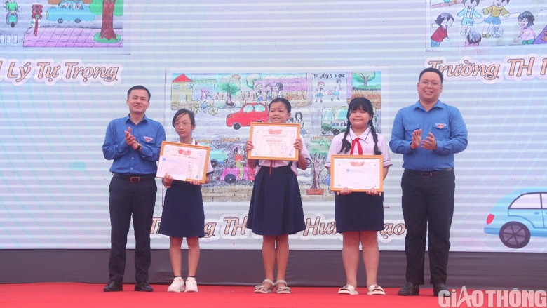 Nhiều hoạt động tại ngày hội thanh niên với văn hóa giao thông ở Cà Mau - Ảnh 8. Nhiều hoạt động tại ngày hội thanh niên với văn hóa giao thông ở Cà Mau - Ảnh 8.