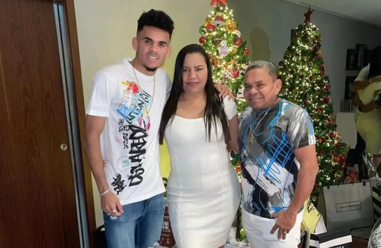 Sao Liverpool đứng ngồi kh&ocirc;ng y&ecirc;n trước c&uacute; sốc từ qu&ecirc; nh&agrave;  - Ảnh 1.