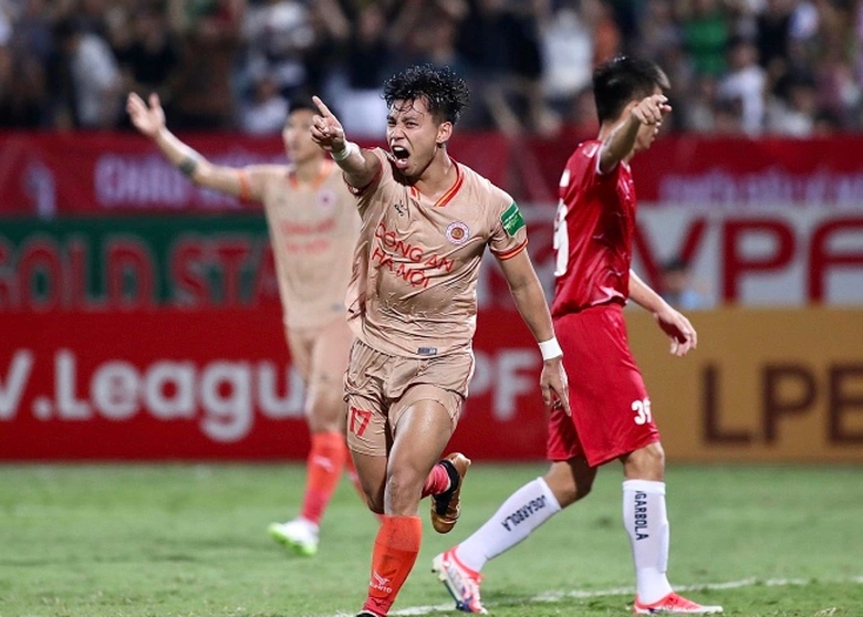 HLV Troussier bỏ qu&ecirc;n b&aacute;u vật b&ecirc;n h&agrave;nh lang c&aacute;nh phải của đội tuyển Việt Nam  - Ảnh 1.