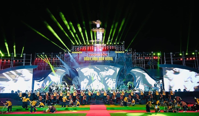 X&uacute;c động chương tr&igrave;nh nghệ thuật: &ldquo;Tru&ocirc;ng Bồn &ndash; Dấu ch&acirc;n anh h&ugrave;ng&rdquo; - Ảnh 1.