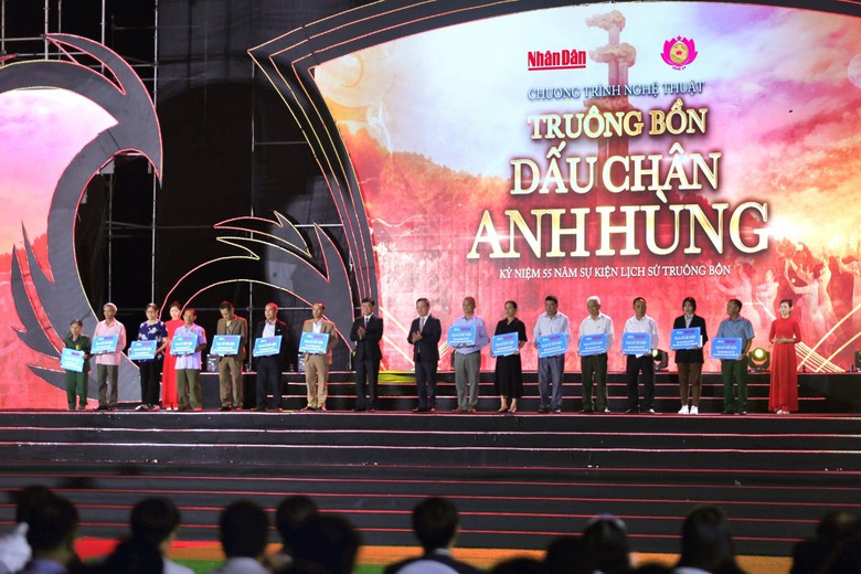 X&uacute;c động chương tr&igrave;nh nghệ thuật: &ldquo;Tru&ocirc;ng Bồn &ndash; Dấu ch&acirc;n anh h&ugrave;ng&rdquo; - Ảnh 3.