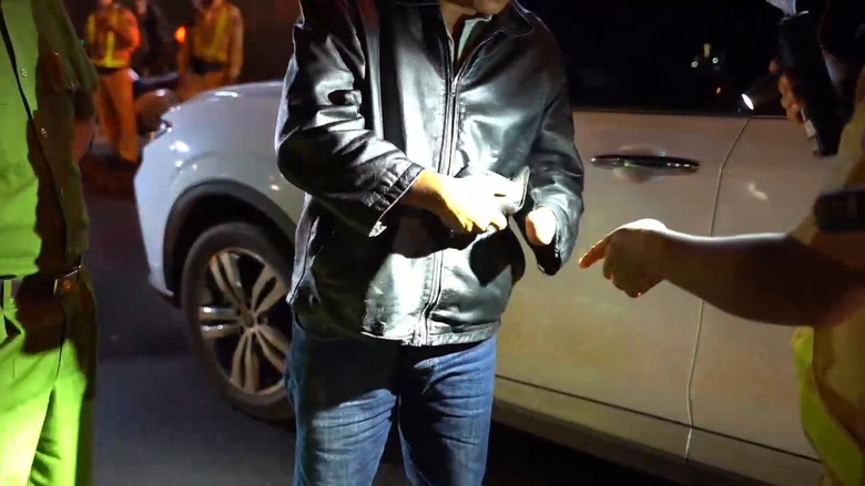 Đắk Lắk: Người đ&agrave;n &ocirc;ng cụt tay vẫn điều khiển &ocirc; t&ocirc; - Ảnh 1.