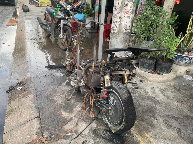 T&aacute; hỏa nhảy khỏi xe m&aacute;y điện bốc kh&oacute;i, d&acirc;n x&uacute;m v&agrave;o dập lửa nhưng vẫn ch&aacute;y rụi - Ảnh 1.