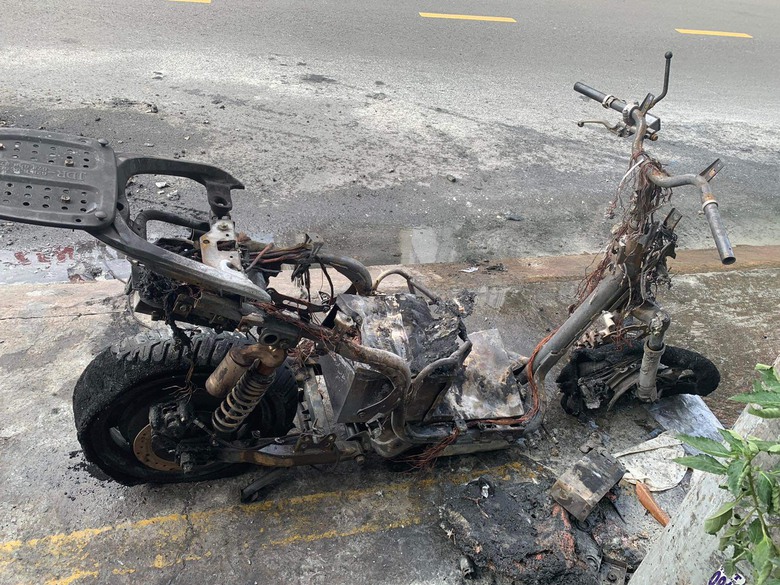 T&aacute; hỏa nhảy khỏi xe m&aacute;y điện bốc kh&oacute;i, d&acirc;n x&uacute;m v&agrave;o dập lửa nhưng vẫn ch&aacute;y rụi - Ảnh 2.