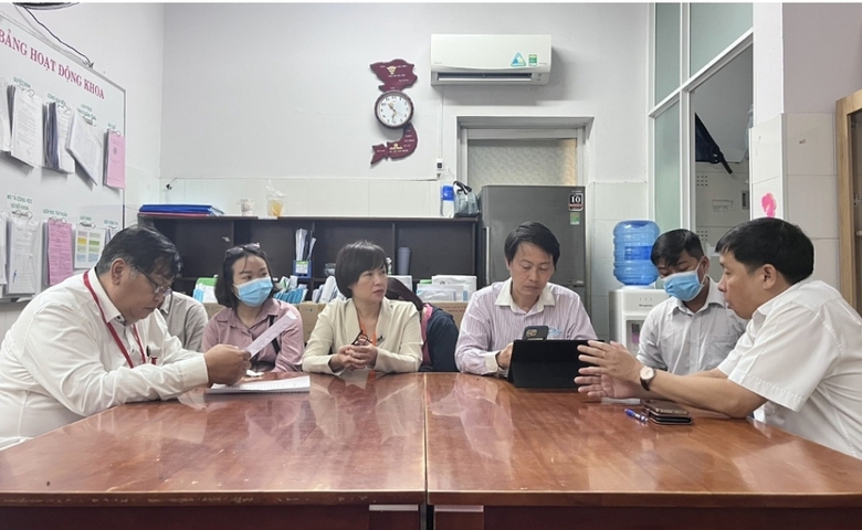 Vụ b&eacute; g&aacute;i tử vong nghi ngộ độc b&aacute;nh: Sở Y tế TP.HCM họp khẩn với c&aacute;c chuy&ecirc;n gia - Ảnh 1.