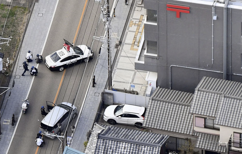 Nghi phạm khoảng 80 tuổi xả s&uacute;ng, bắt c&oacute;c con tin tại Nhật Bản  - Ảnh 1.