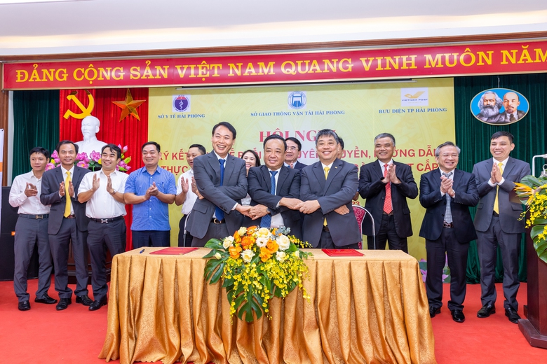 K&iacute; kết quy chế phối hợp thực hiện dịch vụ c&ocirc;ng trực tuyến to&agrave;n tr&igrave;nh đối GPLX  - Ảnh 1.