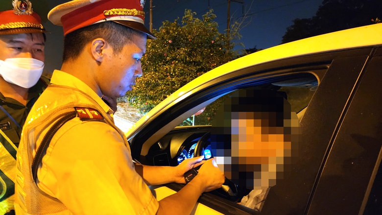 Tài xế ô tô vi phạm nồng độ cồn đề nghị “tạo điều kiện” vì sợ vợ mắng - Ảnh 10. Tài xế ô tô vi phạm nồng độ cồn đề nghị “tạo điều kiện” vì sợ vợ mắng - Ảnh 10.