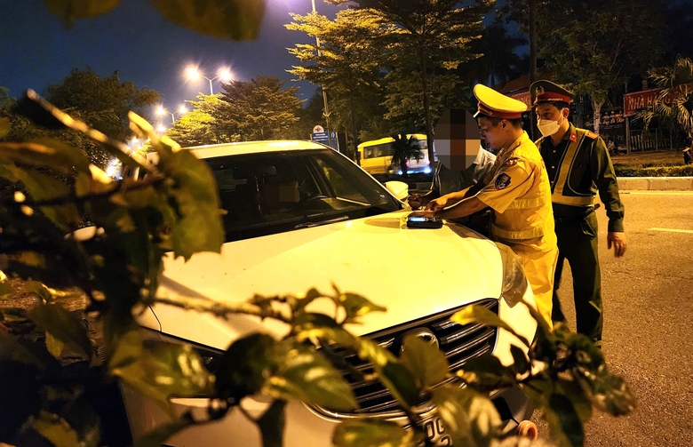 Tài xế ô tô vi phạm nồng độ cồn đề nghị “tạo điều kiện” vì sợ vợ mắng - Ảnh 11. Tài xế ô tô vi phạm nồng độ cồn đề nghị “tạo điều kiện” vì sợ vợ mắng - Ảnh 11.