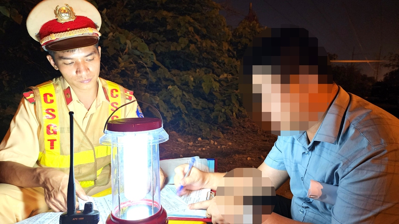 Tài xế ô tô vi phạm nồng độ cồn đề nghị “tạo điều kiện” vì sợ vợ mắng - Ảnh 13. Tài xế ô tô vi phạm nồng độ cồn đề nghị “tạo điều kiện” vì sợ vợ mắng - Ảnh 13.