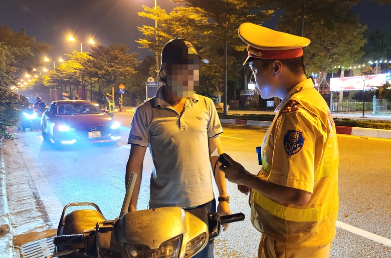 Tài xế ô tô vi phạm nồng độ cồn đề nghị “tạo điều kiện” vì sợ vợ mắng - Ảnh 3. Tài xế ô tô vi phạm nồng độ cồn đề nghị “tạo điều kiện” vì sợ vợ mắng - Ảnh 3.