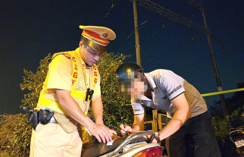 Tài xế ô tô vi phạm nồng độ cồn đề nghị “tạo điều kiện” vì sợ vợ mắng - Ảnh 4. Tài xế ô tô vi phạm nồng độ cồn đề nghị “tạo điều kiện” vì sợ vợ mắng - Ảnh 4.