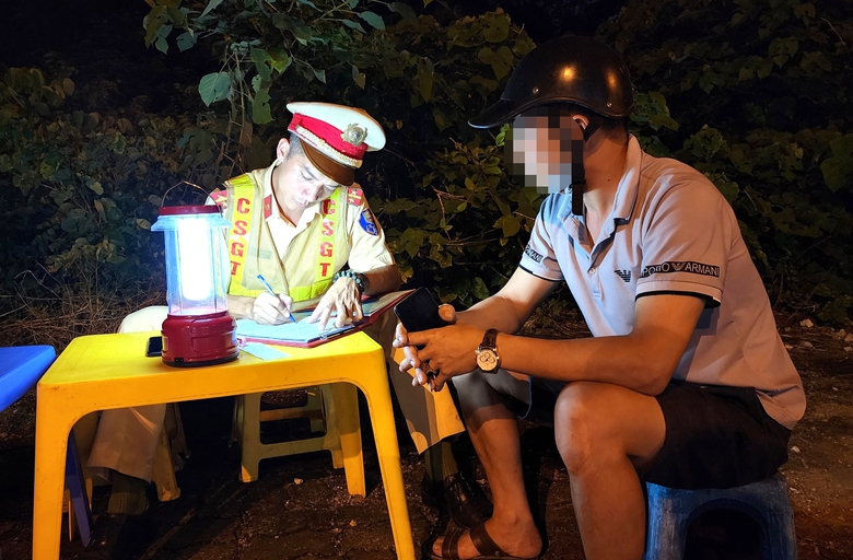 Tài xế ô tô vi phạm nồng độ cồn đề nghị “tạo điều kiện” vì sợ vợ mắng - Ảnh 6. Tài xế ô tô vi phạm nồng độ cồn đề nghị “tạo điều kiện” vì sợ vợ mắng - Ảnh 6.