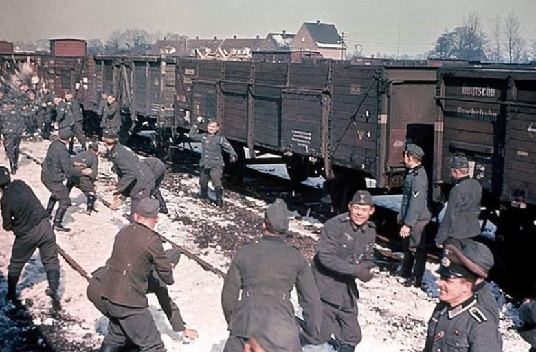 "Phải chờ 5h mới được v&agrave;o đất họ" - Người Trung Quốc c&oacute; g&igrave; sai khi nghĩ Nga qu&aacute; cảnh gi&aacute;c? - Ảnh 5.