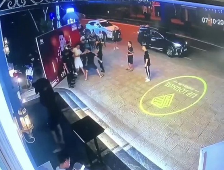 Bắt giữ nghi phạm đ&acirc;m chết người trước qu&aacute;n bia - Ảnh 1.