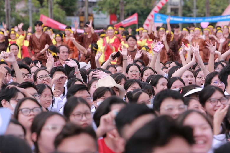 H&agrave;ng ngh&igrave;n người vỡ o&agrave; khi L&ecirc; Xu&acirc;n Mạnh v&ocirc; địch Olympia 23 - Ảnh 5.