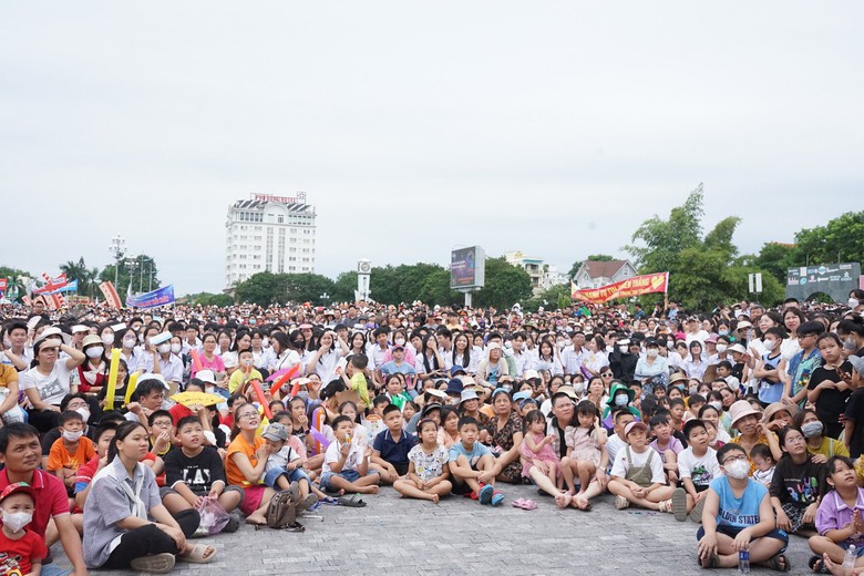 H&agrave;ng ngh&igrave;n người vỡ o&agrave; khi L&ecirc; Xu&acirc;n Mạnh v&ocirc; địch Olympia 23 - Ảnh 3.