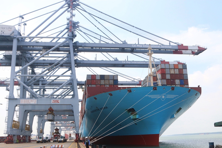 Vận tải biển &ldquo;m&eacute;o mặt&rdquo; với gi&aacute; nhi&ecirc;n liệu - Ảnh 1.