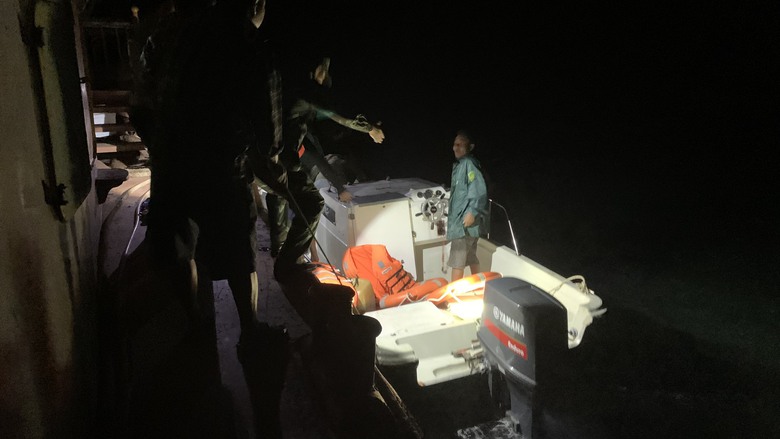 Đắm t&agrave;u ở v&ugrave;ng biển C&ocirc; T&ocirc; trong đến tối, bốn ngư d&acirc;n được đơn vị qu&acirc;n đội cứu gi&uacute;p - Ảnh 1.