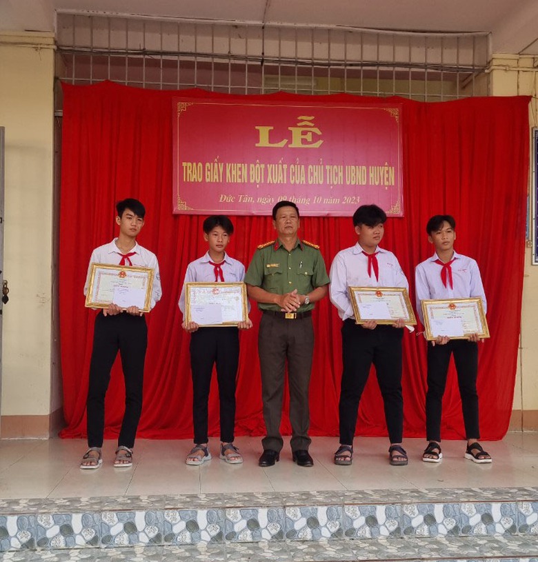 Khen thưởng bốn học sinh lớp 9 ở Long An ph&aacute;t hiện quả đạn ph&aacute;o 105 ly - Ảnh 1.