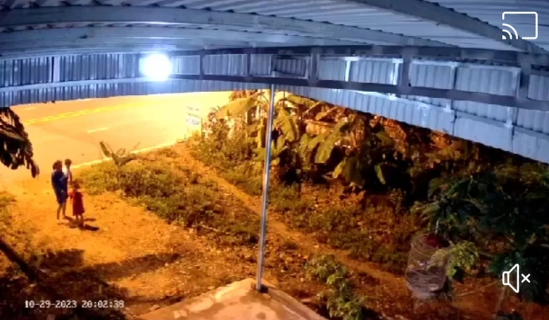 C&ocirc;ng an điều tra th&ocirc;ng tin bố n&eacute;m con g&aacute;i g&atilde;y xương vai - Ảnh 1.