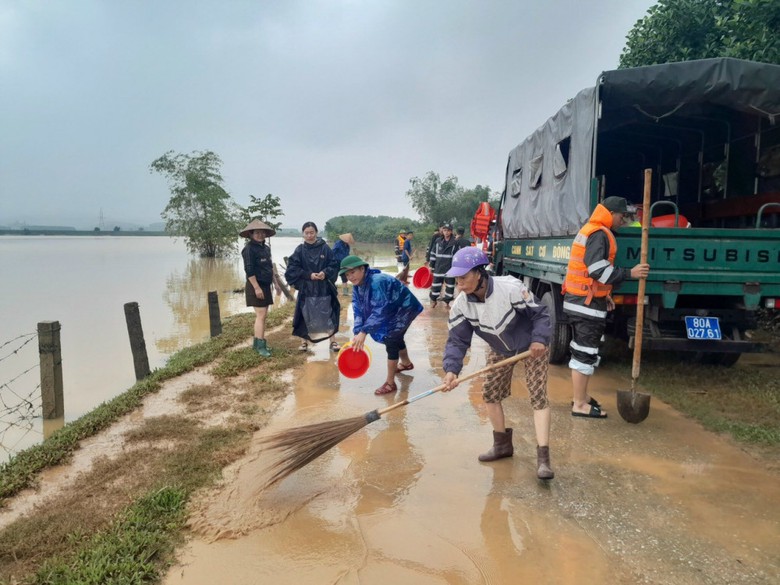 Lực lượng chức năng gi&uacute;p đỡ người d&acirc;n H&agrave; Tĩnh dọn dẹp sau lũ   - Ảnh 1.