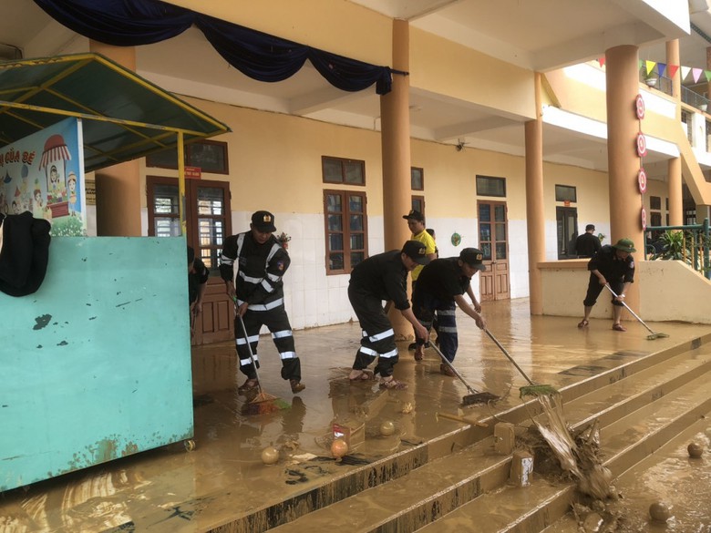 Lực lượng chức năng gi&uacute;p đỡ người d&acirc;n H&agrave; Tĩnh dọn dẹp sau lũ   - Ảnh 2.