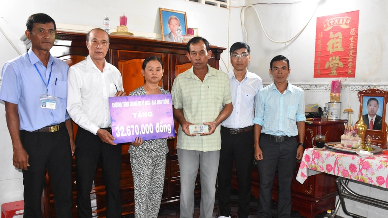 Hơn 32 triệu đồng gi&uacute;p đỡ gia đ&igrave;nh t&agrave;i xế đột quỵ cố giữ mạng 32 h&agrave;nh kh&aacute;ch - Ảnh 1.