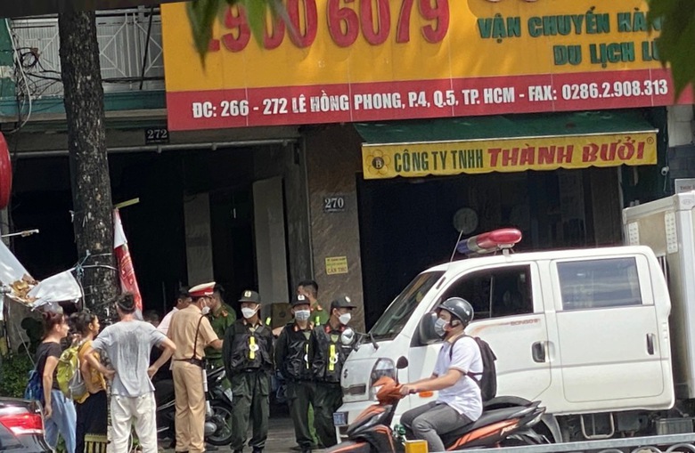 Khám xét trụ sở nhà xe Thành Bưởi ở TP.HCM - Ảnh 1. Khám xét trụ sở nhà xe Thành Bưởi ở TP.HCM - Ảnh 1.