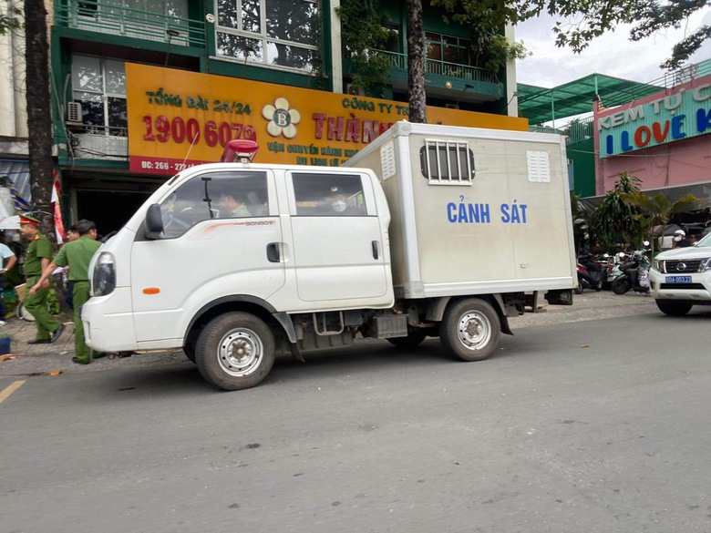 Khám xét trụ sở nhà xe Thành Bưởi ở TP.HCM - Ảnh 2. Khám xét trụ sở nhà xe Thành Bưởi ở TP.HCM - Ảnh 2.