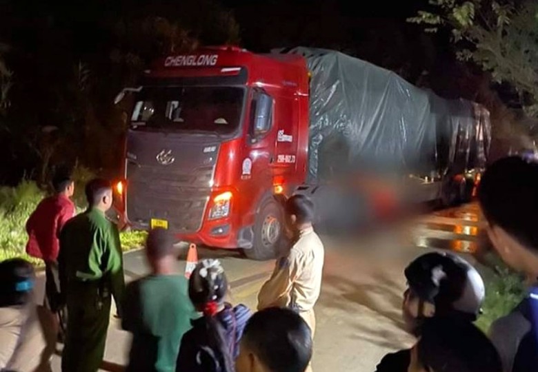 Hiện trường vụ TNGT khiến tài xế mô tô tử vong tại chỗ. Hiện trường vụ TNGT khiến tài xế mô tô tử vong tại chỗ.