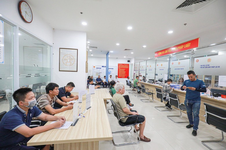 Từ ngày 13 tới, UBND cấp huyện được quyền cấp đổi GPLX ở Hà Nội - Ảnh 1. Từ ngày 13 tới, UBND cấp huyện được quyền cấp đổi GPLX ở Hà Nội - Ảnh 1.