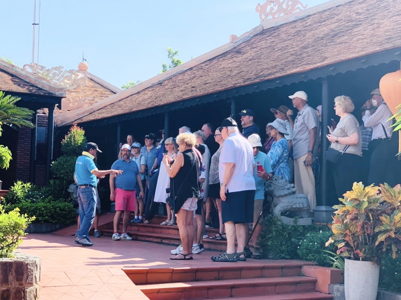 T&agrave;u du lịch cao cấp đưa 2.300 kh&aacute;ch đến Nha Trang - Ảnh 2.