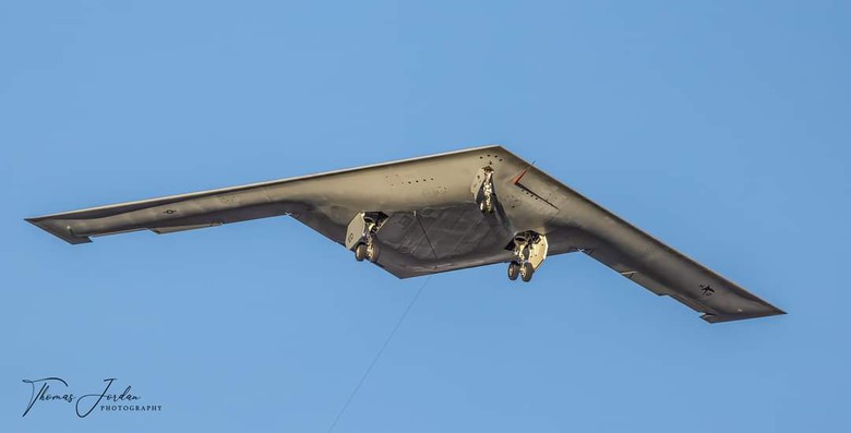 H&eacute; lộ h&igrave;nh ảnh Mỹ thử nghiệm oanh tạc cơ chiến lược c&oacute; năng lực hạt nh&acirc;n - Ảnh 1.