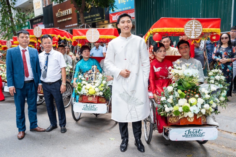 Cho&aacute;ng ngợp trước lễ cưới sa hoa của hậu vệ Đo&agrave;n Văn Hậu  - Ảnh 1.