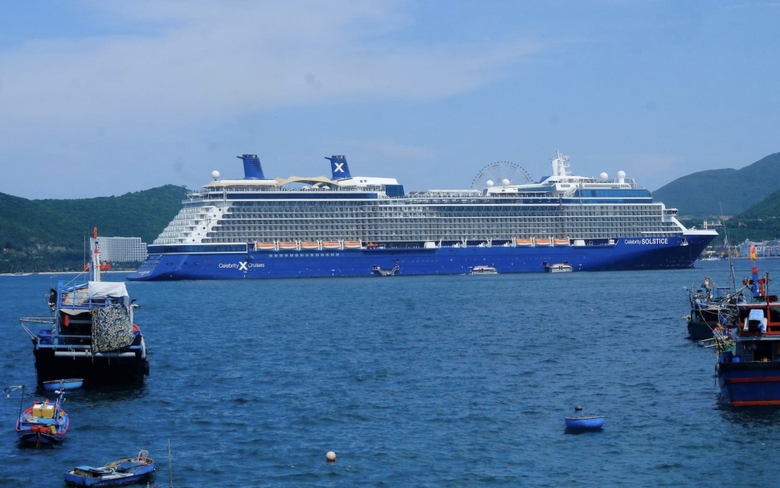 T&agrave;u du lịch cao cấp đưa 2.300 kh&aacute;ch quốc tế đến Nha Trang