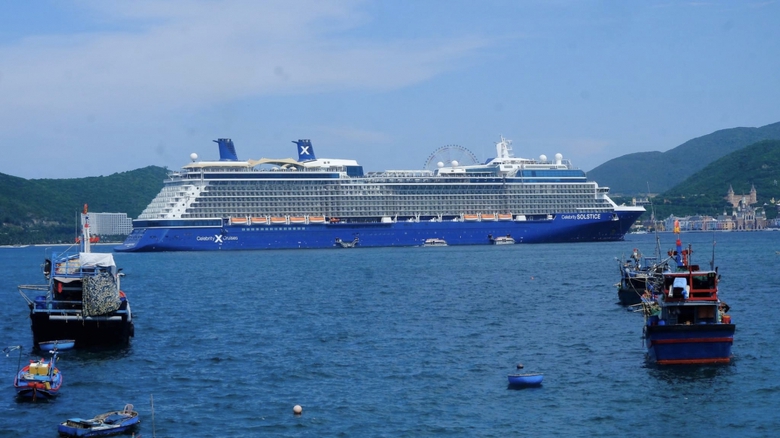 T&agrave;u du lịch cao cấp đưa 2.300 kh&aacute;ch đến Nha Trang - Ảnh 1.