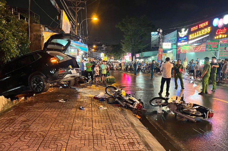 Cảnh sát khám nghiệm hiện trường vụ tai nạn. Cảnh sát khám nghiệm hiện trường vụ tai nạn.