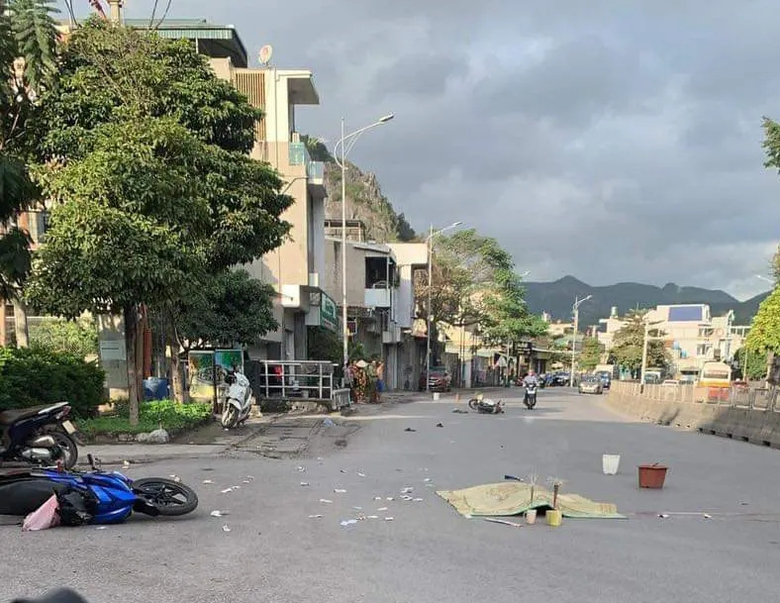 Va chạm hai xe m&aacute;y tr&ecirc;n Quốc lộ 18 l&uacute;c rạng s&aacute;ng, một t&agrave;i xế tử vong thương t&acirc;m - Ảnh 1.